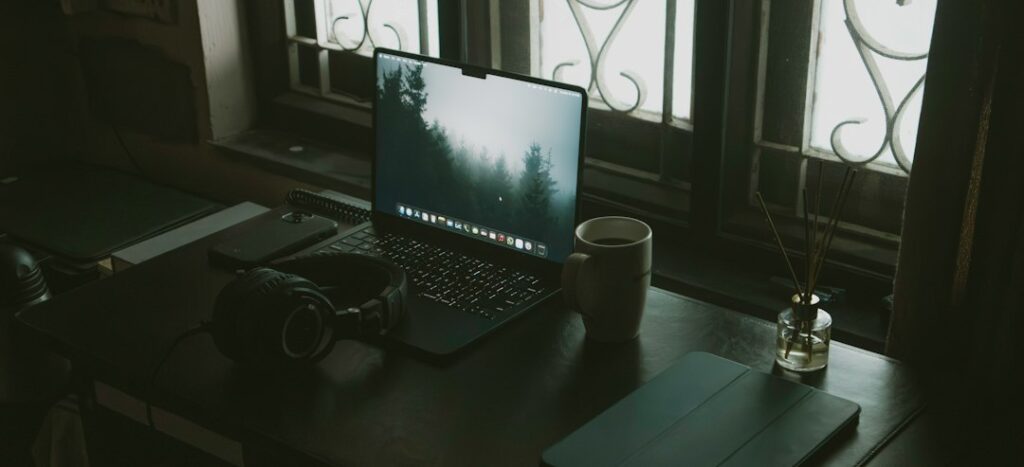 Laptop mit Arbeitsumgebung für KI und Gemini unter Windows