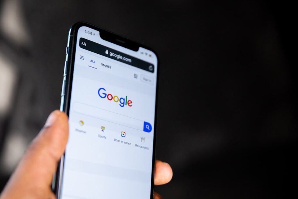 Smartphone mit Google-Diensten als Titelbild für einen Ratgeber zur Kontosicherheit