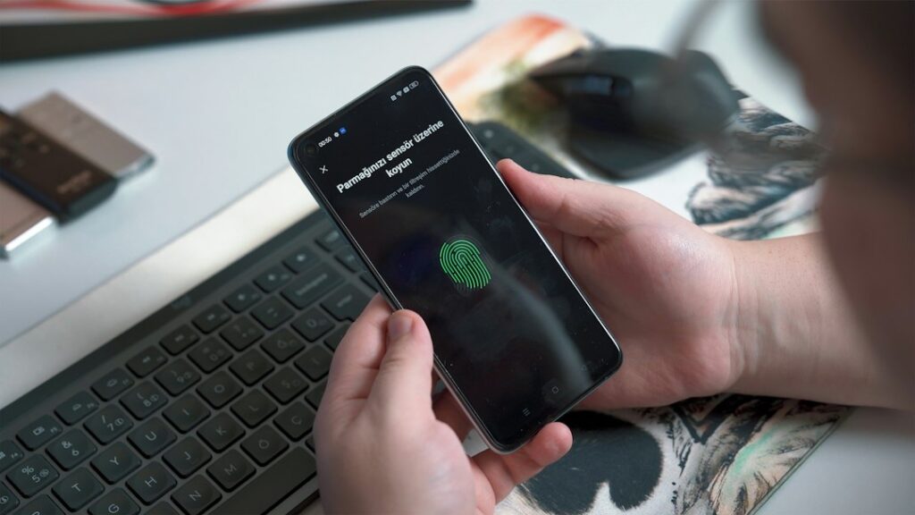 Smartphone mit Fingerabdrucksensor für sichere Anmeldung mit Passkeys