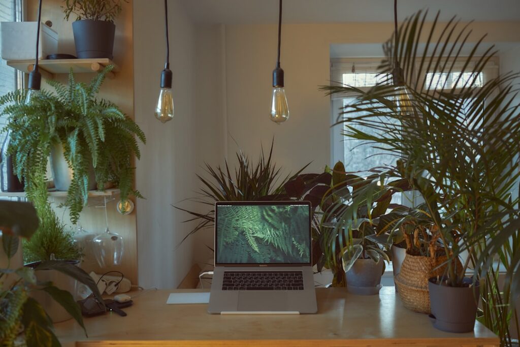 Laptop auf einem modernen Arbeitsplatz als Titelbild für einen Windows-11-Ratgeber